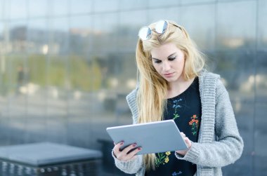 tablet bir yansıma duvarındaki kadınla mutlu sarışın öğrenci 