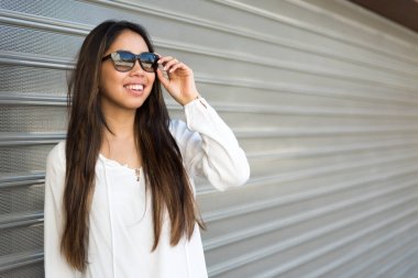 mutlu genç kadın gülümseyen portre 