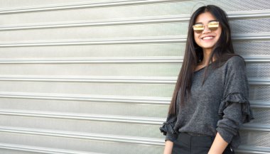 mutlu genç kadın gülümseyen portre 