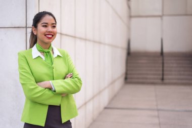 Genç hostes kadın veya çapraz kolları ile gülümseyen mürettebat