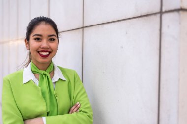 Genç hostes kadın veya çapraz kolları ile gülümseyen mürettebat