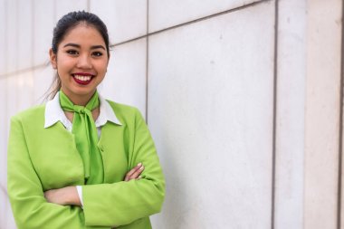 Genç hostes kadın veya çapraz kolları ile gülümseyen mürettebat