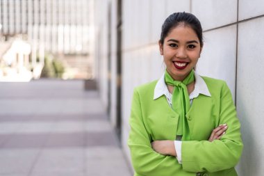 Genç hostes kadın veya çapraz kolları ile gülümseyen mürettebat