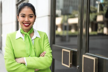 Genç hostes kadın veya ekip gülümseyen silah geçti 