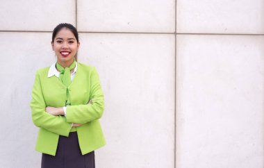 Genç hostes kadın veya ekip gülümseyen silah geçti 