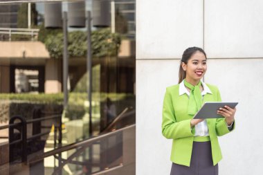 Tablet ve cep telefonu gülümseyen hostes kadınla 