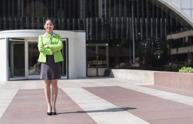 Tablet ve cep telefonu gülümseyen hostes kadınla 