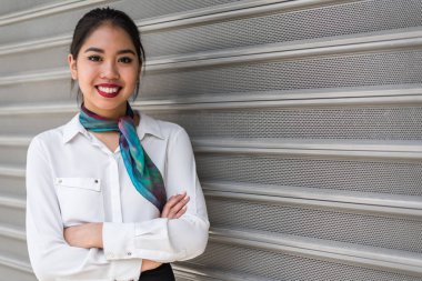 Genç hostes kadın veya ekip gülümseyen silah geçti  