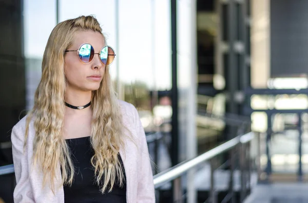 Blond podnikatelka nebo student izolované usmívající se portrét blízko ulice — Stock fotografie