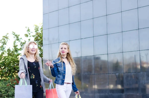 2 duas mulheres amigas fazendo compras com sacos no shopping ao ar livre — Fotografia de Stock