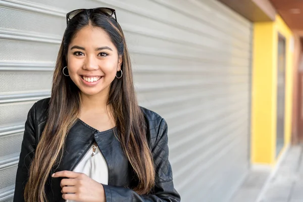 Happy young woman smiling portrait — Stock Photo, Image