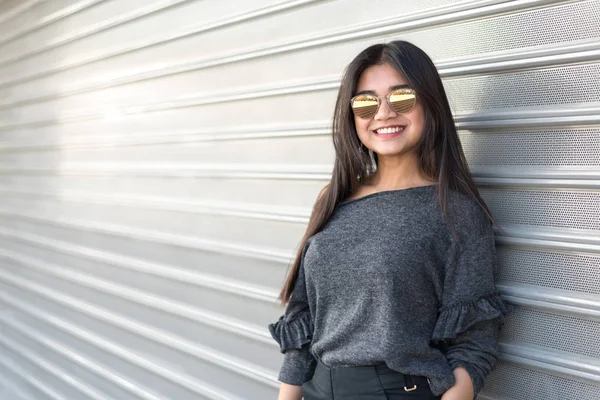 Happy young woman smiling portrait — Stock Photo, Image