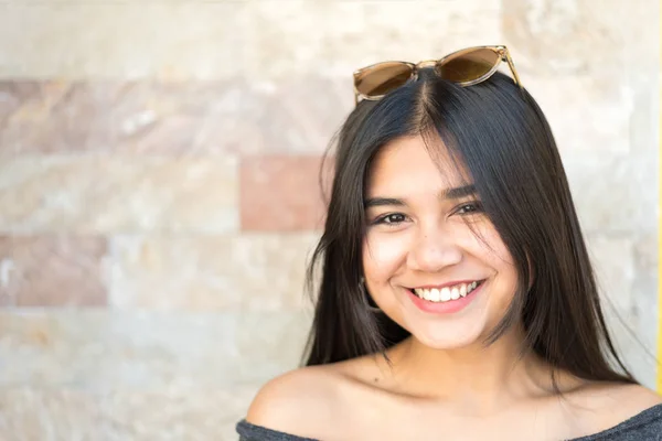 Happy young woman close up portrait smiling — Stock Photo, Image