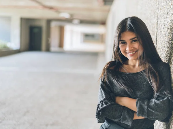 Happy young woman close up portrait smiling — Stock Photo, Image