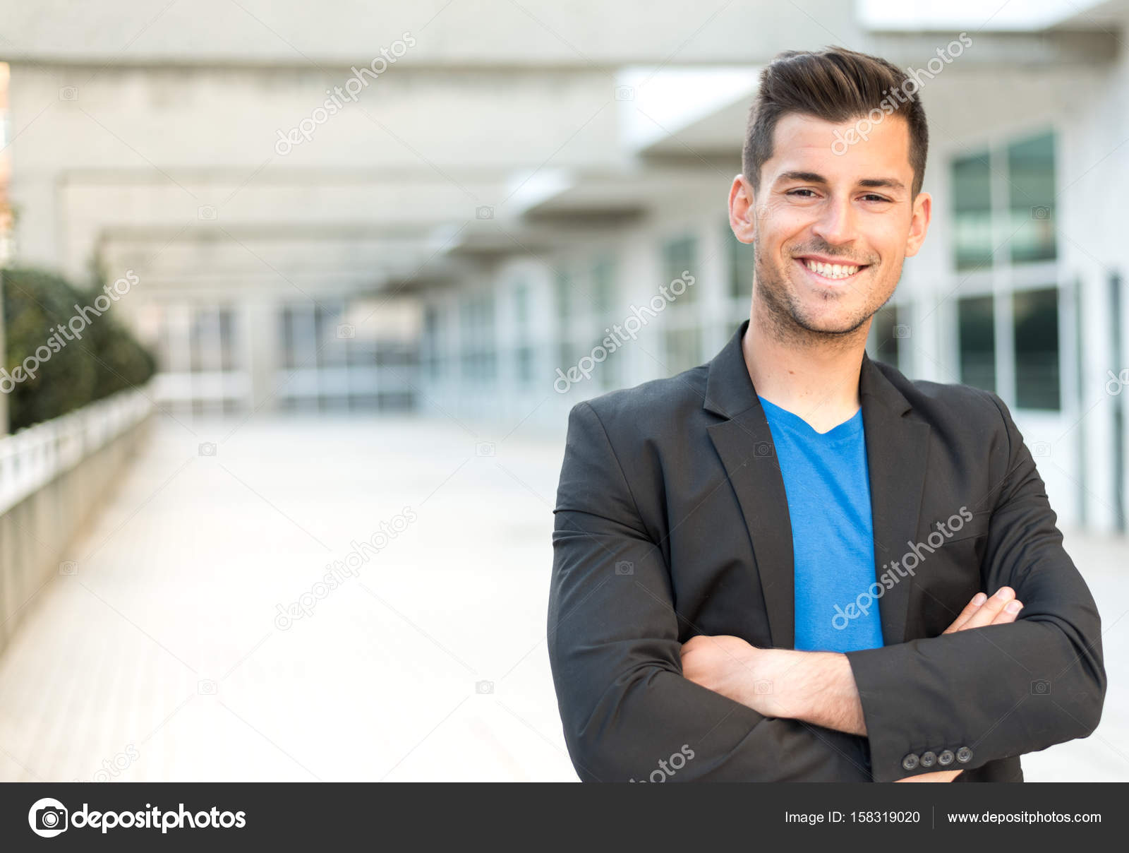 Geschäftsmann verschränkte Arme lächelnd — Stockfoto Geschäftsmann verschränkte Arme lächelnd — Stockfoto