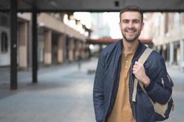 sırt çantası gülümseyen öğrenci adam 