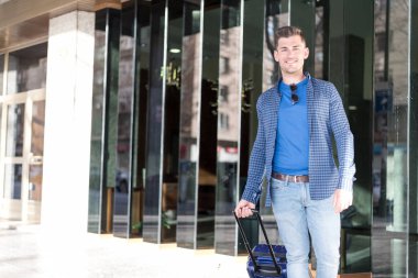 adam sokakta bavul seyahat