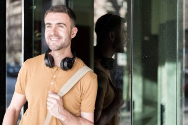 Adam gülümseyen kulaklık ile yakından