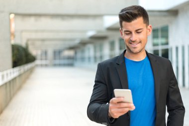 adam ile bir cep telefonu kapatın 