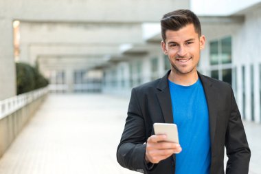 adam ile bir cep telefonu kapatın 