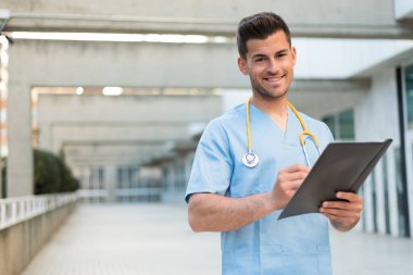 steteskop ile erkek hemşire 