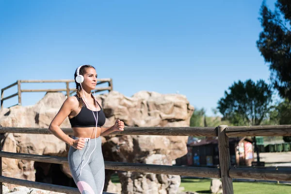 Sportowy piękne Młoda kobieta działa jogging w parku na świeżym powietrzu — Zdjęcie stockowe