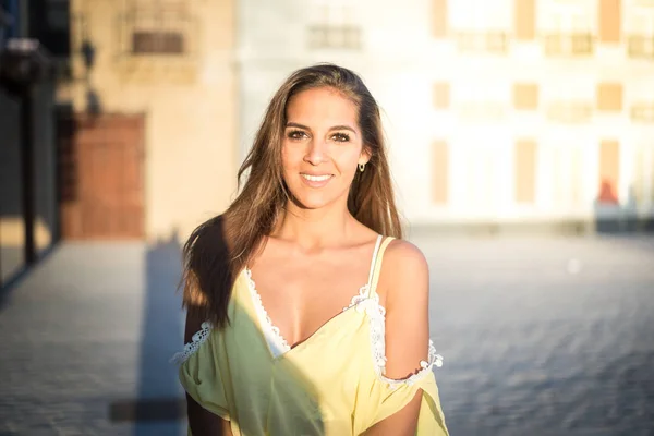 Jovem bonita mulher sorrindo isolado close up ao ar livre com um vestido amarelo — Fotografia de Stock