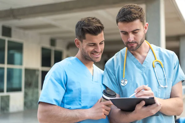 Deux infirmiers avec stéthoscope et tablette — Photo