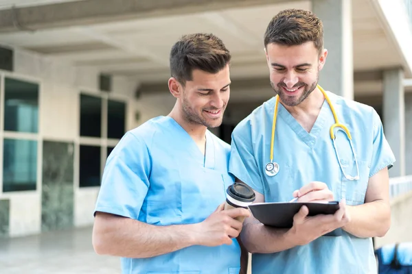 Deux infirmiers avec stéthoscope et tablette — Photo