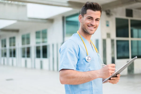 Infirmier vétérinaire masculin avec stéthoscope et tablette — Photo