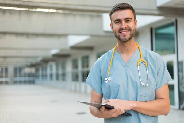 Чоловіча медсестра зі стетоскопом — стокове фото