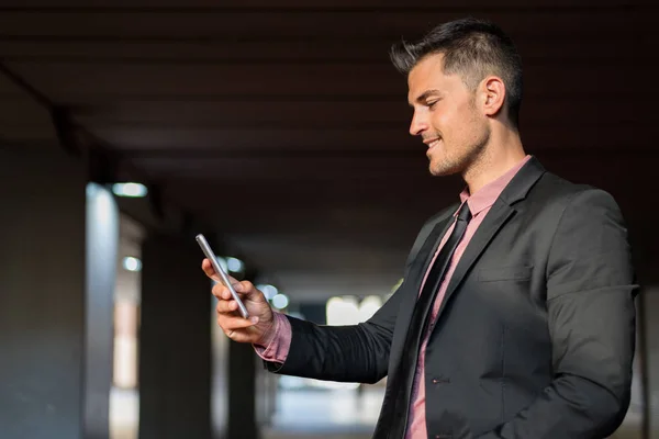 Muž zblízka s mobilním telefonem Stock Snímky