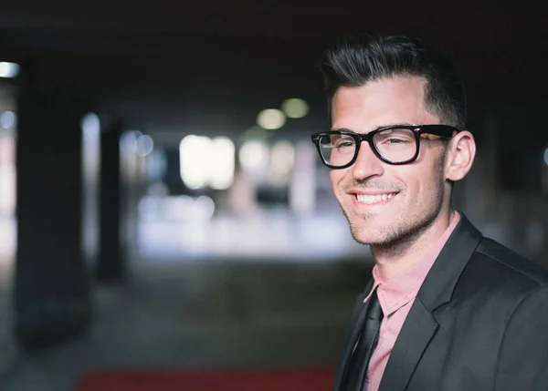 Muž zblízka s brýlemi s úsměvem Stock Fotografie
