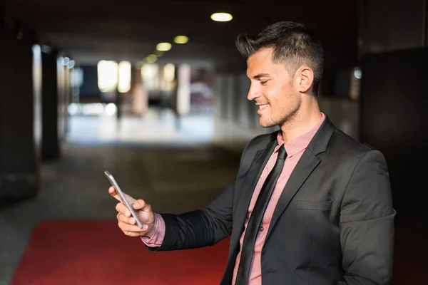 Muž zblízka s mobilním telefonem Stock Obrázky