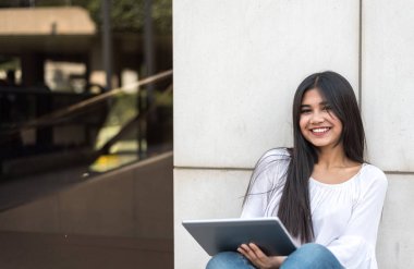 tablet gülümseyen öğrenci genç kadın portre kadar kapatın
