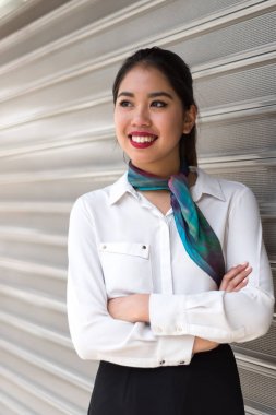 Gülümseyen genç Asyalı hostes kadın 