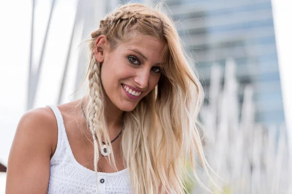 Glad vacker blond kvinna leende tittar på kameran och poserar — Stockfoto