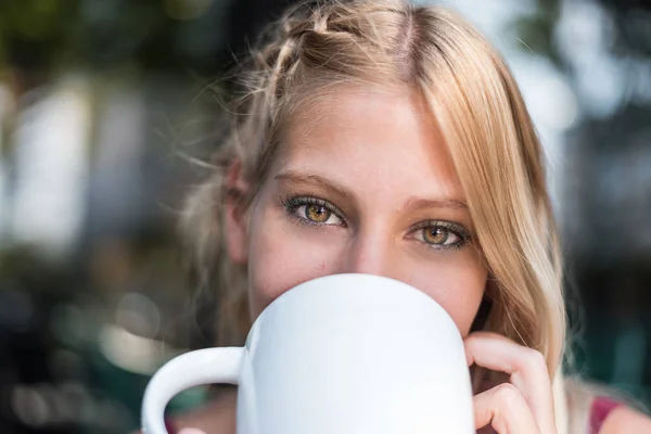 Βολή κεφάλι του μια όμορφη γυναίκα μάτια πίνοντας ένα φλιτζάνι καφέ πορτρέτο — Φωτογραφία Αρχείου
