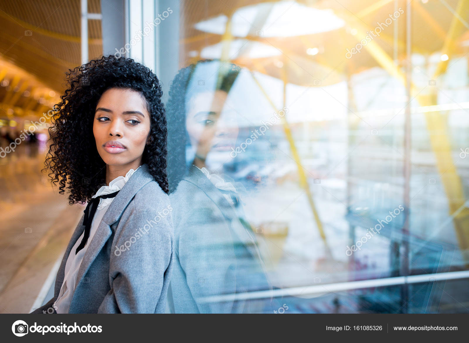 空港で待っている思慮深い黒の若い女性 ストック写真 C David Pull Hotmail Com 空港で待っている思慮深い黒の若い女性 ストック写真 C David Pull Hotmail Com