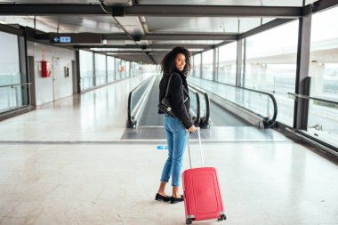 pembe bir sui ile havaalanında hareketli geçit siyah kadın
