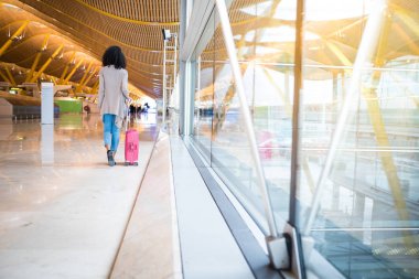 Havaalanında yürüyen kadın açık