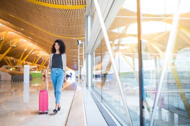 Havaalanında yürüyen kadın açık