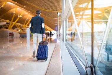 geri havaalanında yürüyen adam