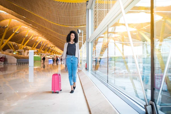 Frau läuft vor dem Flughafen — Stockfoto