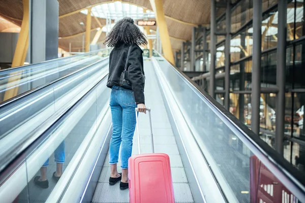 핑크 가방을 공항에서 움직이는 보도에 여자. — 스톡 사진