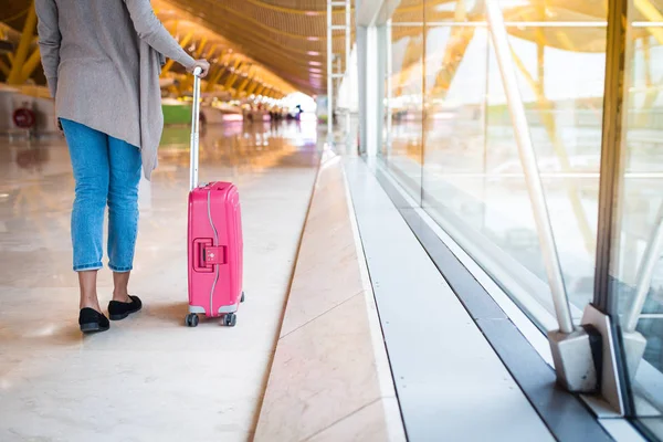 Mujer frente a pie en el aeropuerto — Foto de Stock