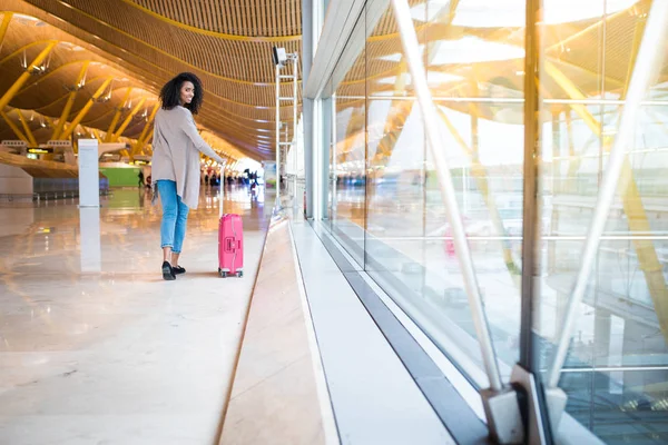 Frau läuft vor dem Flughafen — Stockfoto