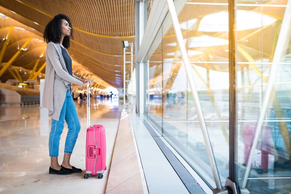 Frau läuft vor dem Flughafen — Stockfoto