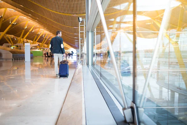 Mann wieder zu Fuß am Flughafen — Stockfoto