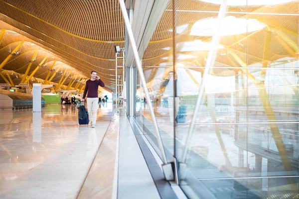 Homme devant marche à l'aéroport en utilisant un téléphone mobile — Photo